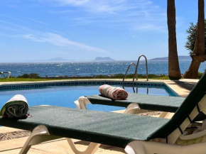 Front line beach apartment, close to everything..